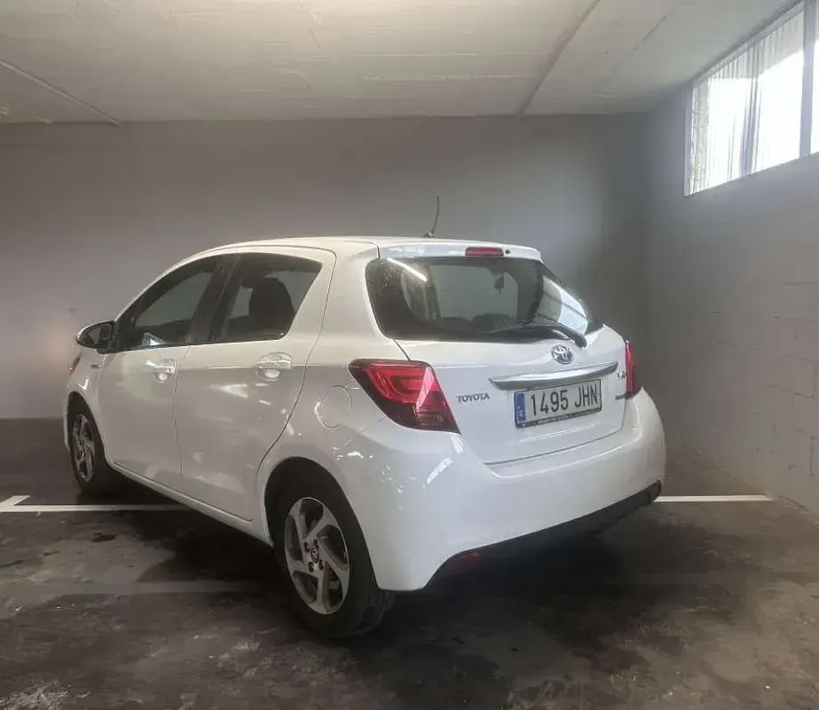 Usado Toyota Yaris Hybrid Active 99 CV (72 kW) 2015 Blanco Utilitario