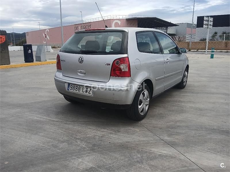 Usado VW Polo Advance 100 CV (73 kW) 2005 Gris / plata Berlina