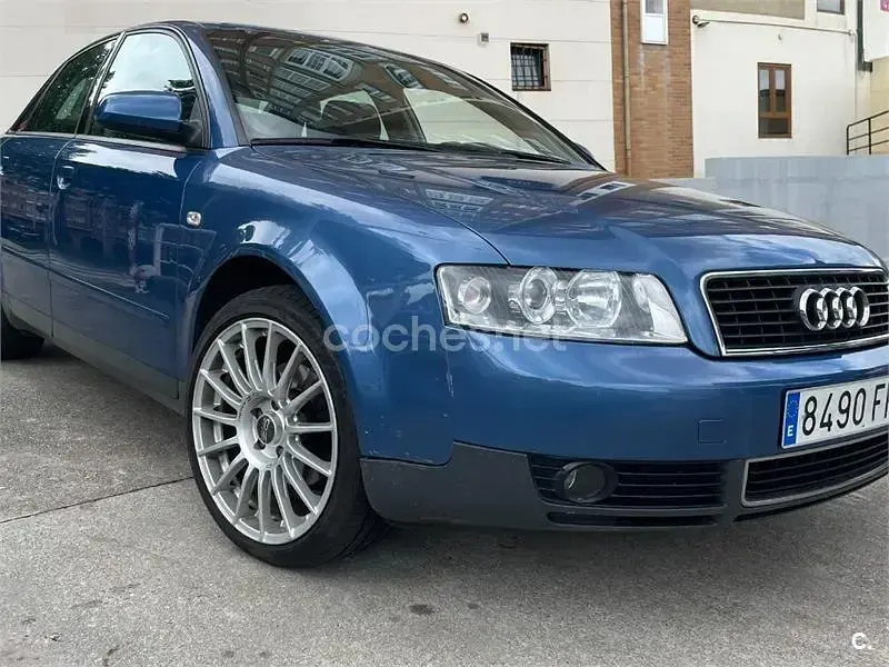 Usado Audi A4 115 CV (84 kW) 2001 Azul Berlina