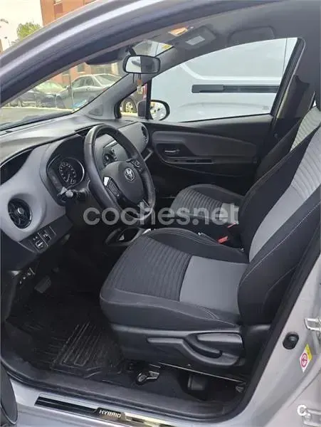 Usado Toyota Yaris Hybrid Active 100 CV (73 kW) 2018 Gris / plata Berlina