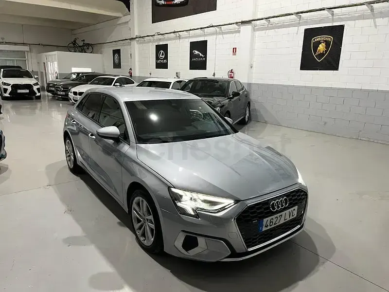 Usado Audi A3 116 CV (85 kW) 2021 Gris / plata Berlina