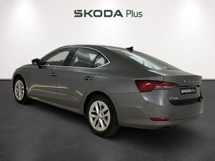 Gris / plateado Usado 2024 Skoda Octavia Selection Berlina | 24.590 € (Precio justo) - Imagen 1/4