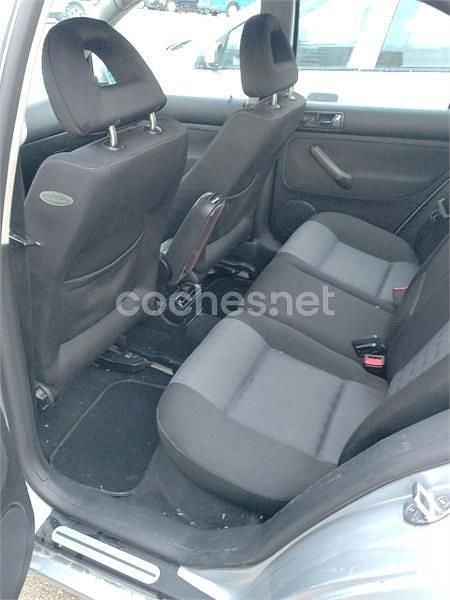 Usado VW Bora Trendline 110 CV (80 kW) 2000 Gris / plata Berlina