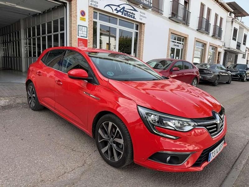 Usado Renault Mégane IV Zen 110 CV (80 kW) 2017 Rojo Utilitario