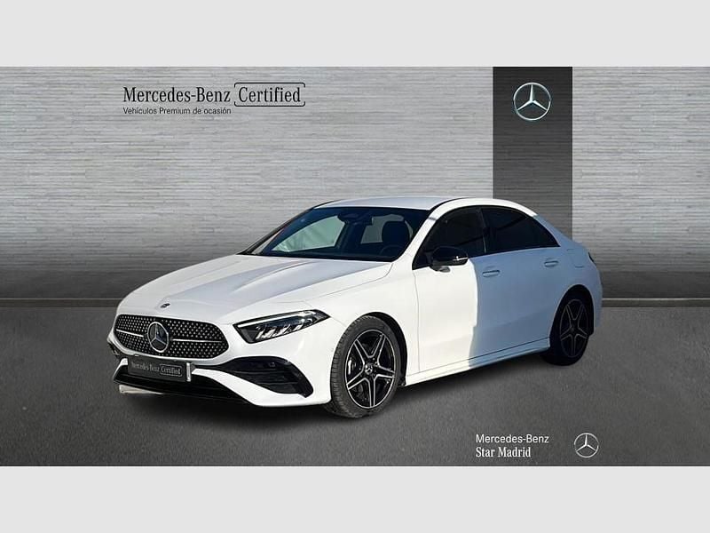 Usado Mercedes A180 AMG line 116 CV (85 kW) 2025 Blanco polar (sólida) Utilitario