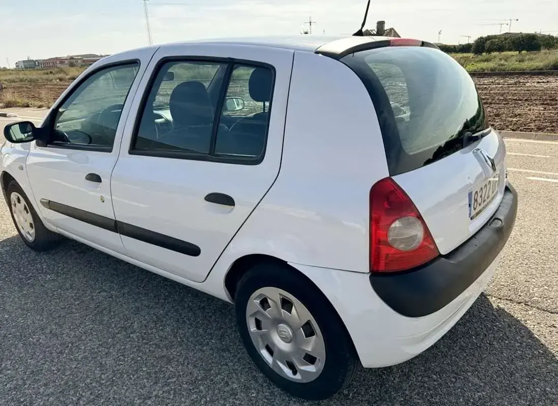 Usado Renault Clio Authentique 60 CV (44 kW) 2005 Blanco Utilitario