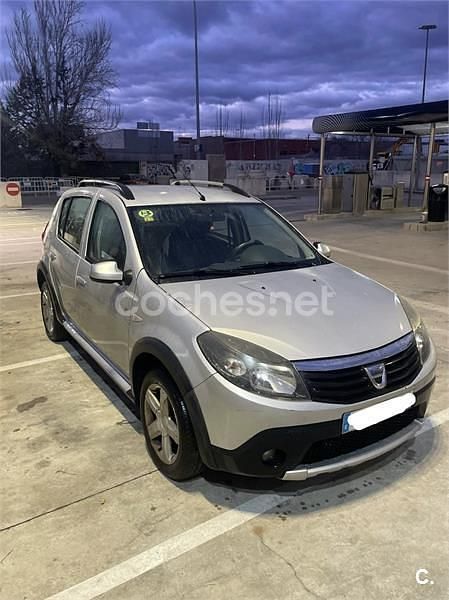Usado Dacia Sandero Stepway 90 CV (66 kW) 2012 Gris / plata Berlina