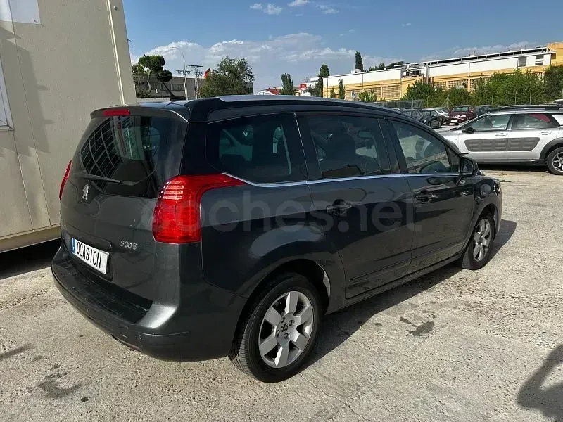 Usado Peugeot 5008 Allure 115 CV (84 kW) 2013 Gris / plata Monovolumen