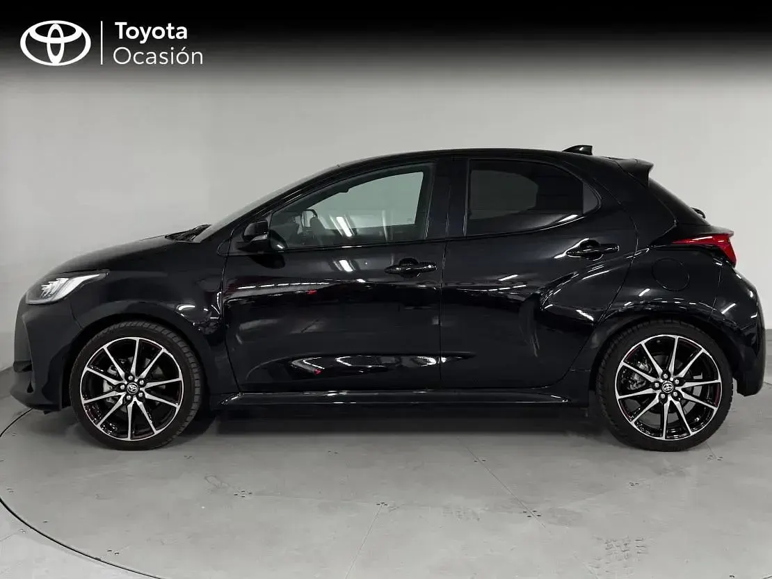 Usado Toyota Yaris Hybrid Sport 131 CV (96 kW) 2025 Negro azabache Berlina