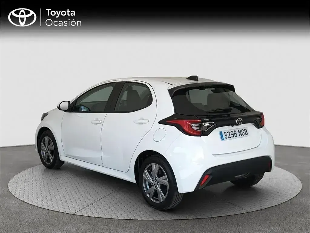 Begagnad Toyota Yaris Hybrid Active 116 HK (85 kW) 2025 Vit Sedan