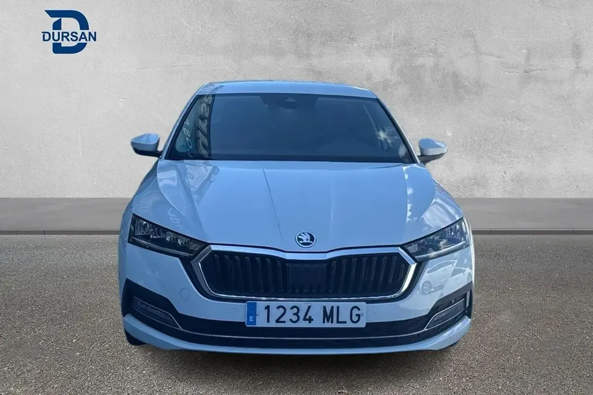 Usado Skoda Octavia Selection 150 CV (110 kW) 2023 Blanco Berlina