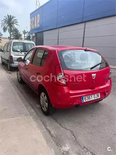 Usado Dacia Sandero Ambiance 75 CV (55 kW) 2008 Rojo Utilitario
