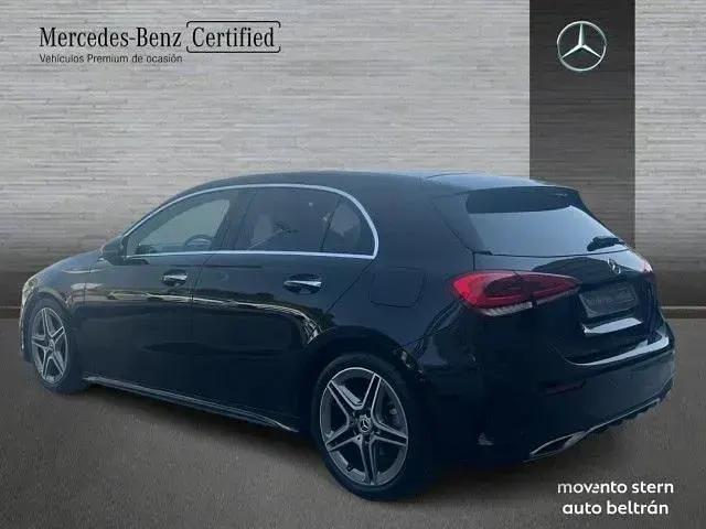 Usado Mercedes A180 AMG line 136 CV (100 kW) 2022 Negro Utilitario
