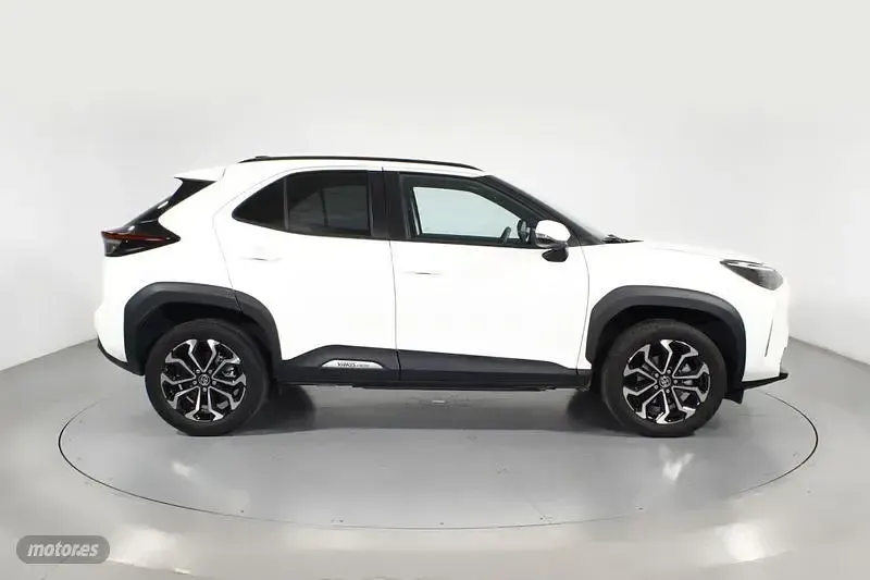 Usado Toyota Yaris Cross Active 130 CV (95 kW) 2025 Blanco SUV