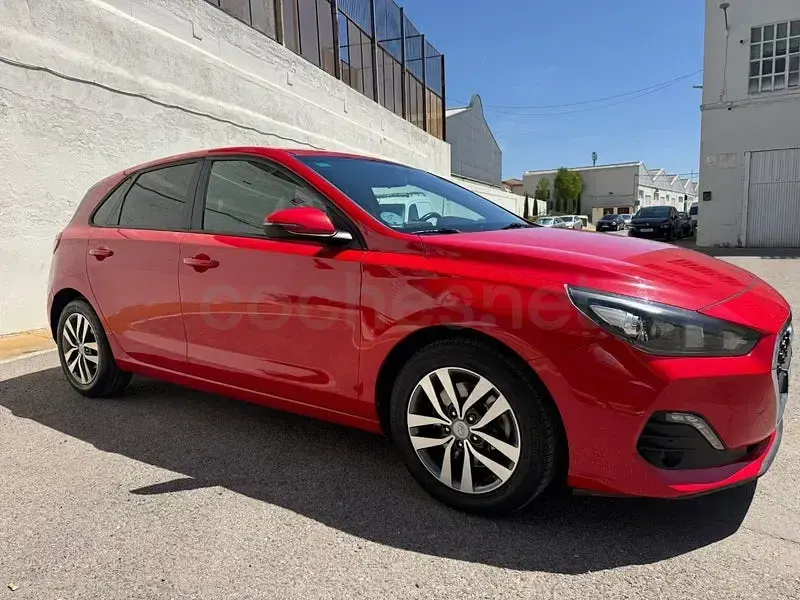 Usado Hyundai i30 120 CV (88 kW) 2020 Rojo Berlina