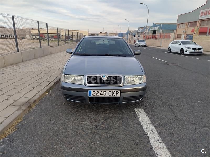 Usado Skoda Octavia Ambiente 102 CV (75 kW) 2003 Gris / plata Berlina