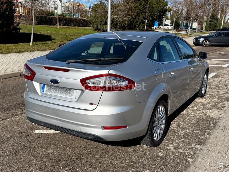 Usado Ford Mondeo Limited 115 CV (84 kW) 2014 Gris / plata Berlina
