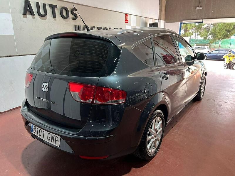 Usado Seat Altea XL Style 105 CV (77 kW) 2010 Gris / plata Monovolumen