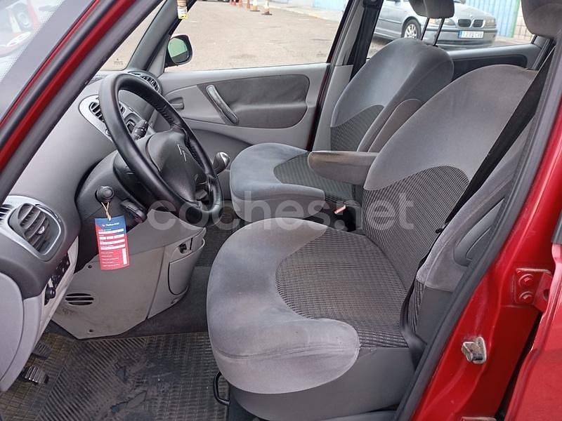 Usado Citroën Xsara Picasso Exclusive 110 CV (80 kW) 2007 Granate Monovolumen