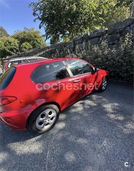 Usado Alfa Romeo 147 Impression 105 CV (77 kW) 2005 Rojo Utilitario