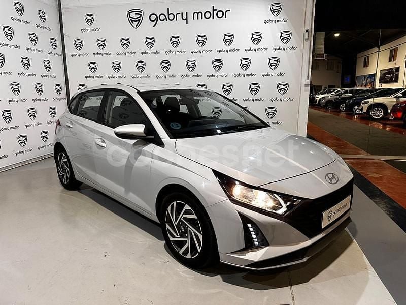 Gris / plata Usado 2023 Hyundai i20 Berlina | 16.890 € (Caro) - Imagen 1/4
