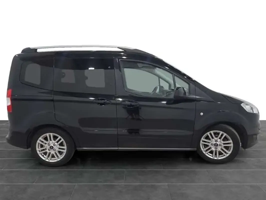 Usado Ford Tourneo Courier Sport 102 CV (75 kW) 2017 Negro Monovolumen