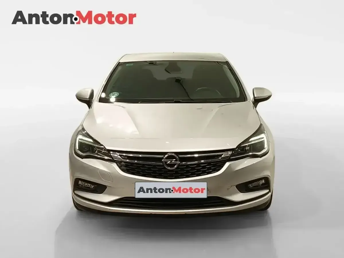 Usado Opel Astra Dynamic 125 CV (91 kW) 2018 Gris / plata Berlina