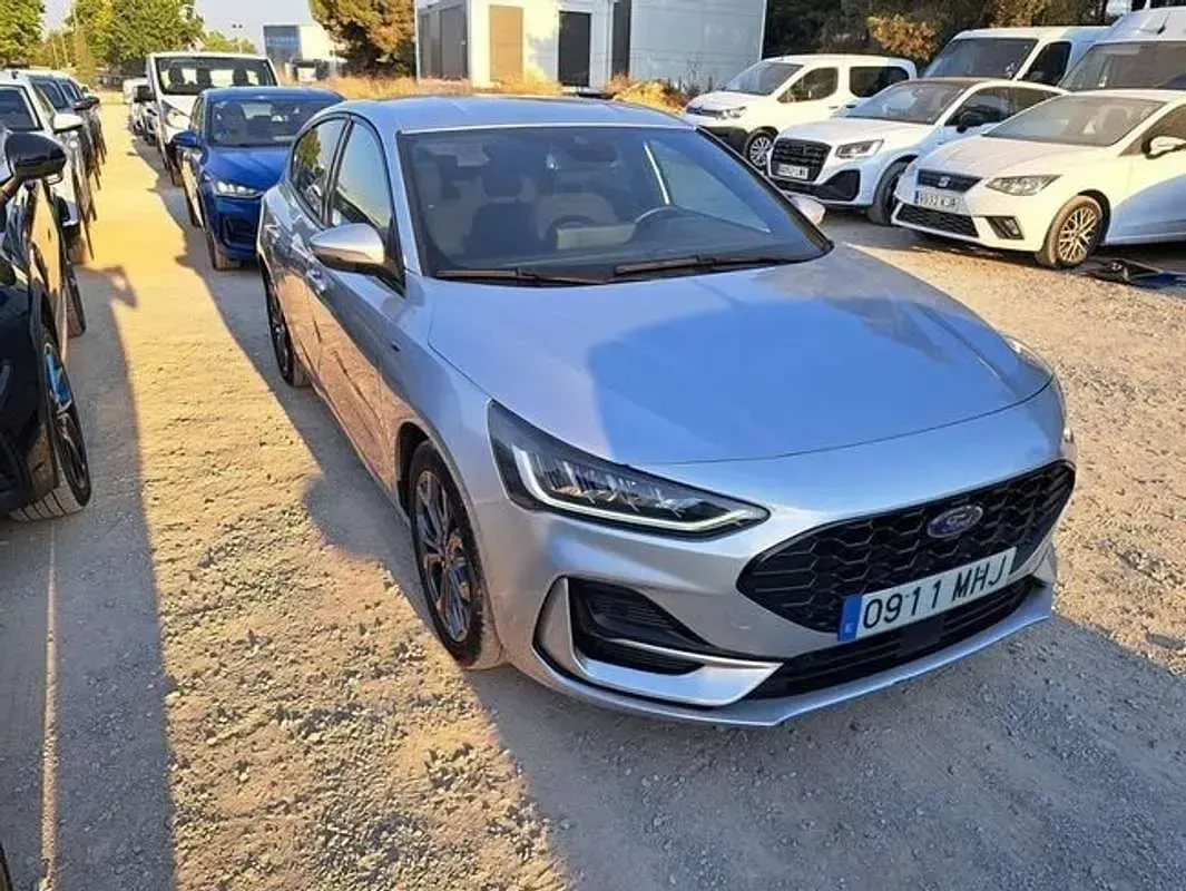 Usado Ford Focus ST-Line 155 CV (114 kW) 2023 Plateado Utilitario