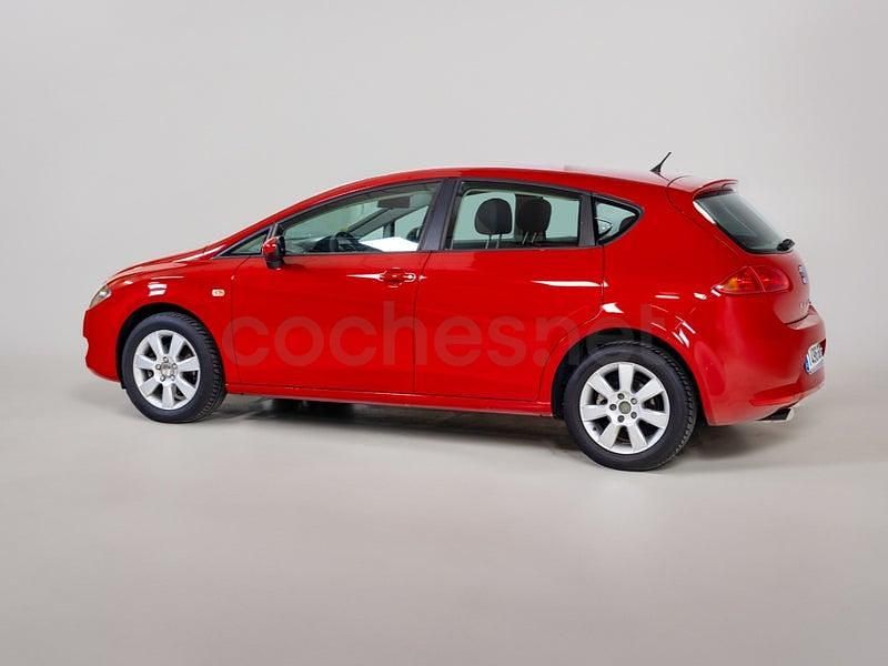 Usado Seat Leon Ecomotive 105 CV (77 kW) 2009 Rojo Utilitario