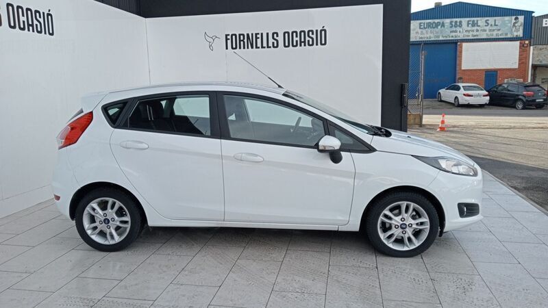Usado Ford Fiesta Trend 95 CV (69 kW) 2017 Blanco Utilitario