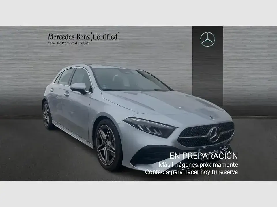 Usado Mercedes A180 AMG line 136 CV (100 kW) 2025 Gris / plateado Berlina