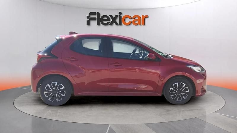 Usado Toyota Yaris Hybrid Active 116 CV (85 kW) 2023 Rojo Utilitario