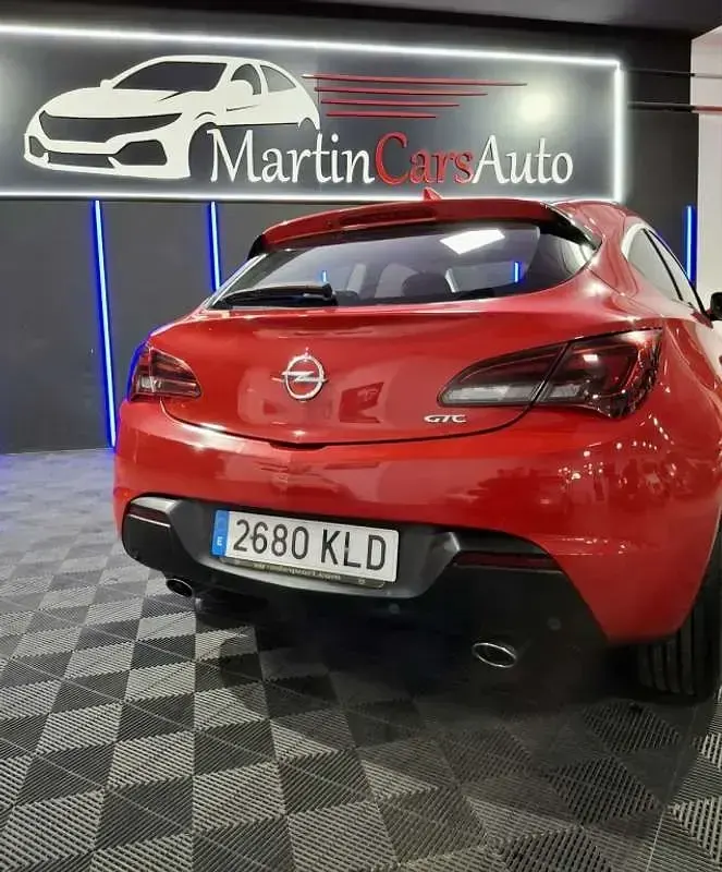 Usado Opel Astra Dynamic 200 CV (147 kW) 2018 Rojo Familiar