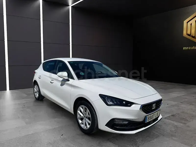 Usado Seat Leon Style 130 CV (95 kW) 2022 Blanco Berlina