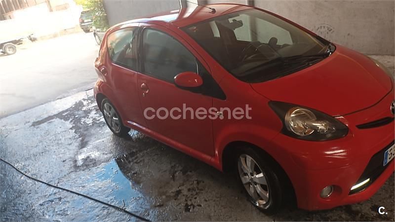 Usado Toyota Aygo City 68 CV (50 kW) 2013 Rojo Utilitario