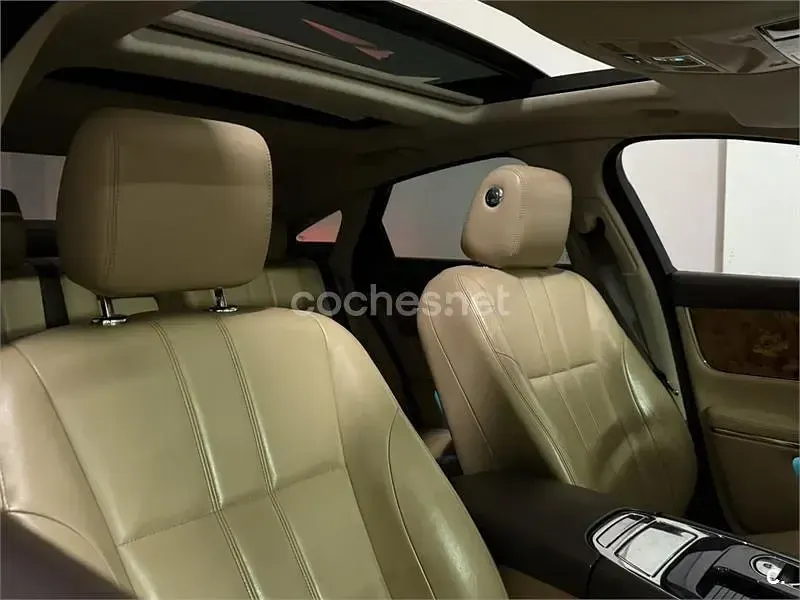Usado Jaguar XJ Luxury 275 CV (202 kW) 2013 Negro Berlina