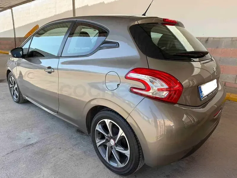 Usado Peugeot 208 Allure 68 CV (50 kW) 2012 Beige Utilitario