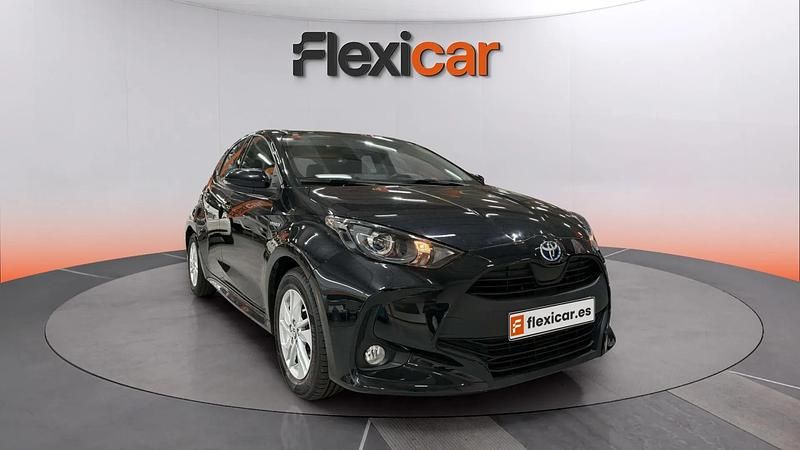 Usado Toyota Yaris Hybrid Active 116 CV (85 kW) 2021 Negro Berlina