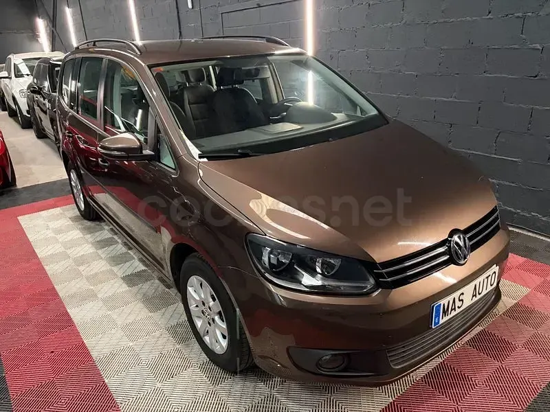 Usado VW Touran Advance 105 CV (77 kW) 2014 Marrón Monovolumen