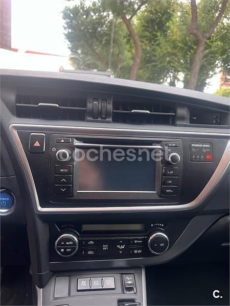 Usado Toyota Auris Hybrid Advance 136 CV (100 kW) 2014 Blanco Berlina