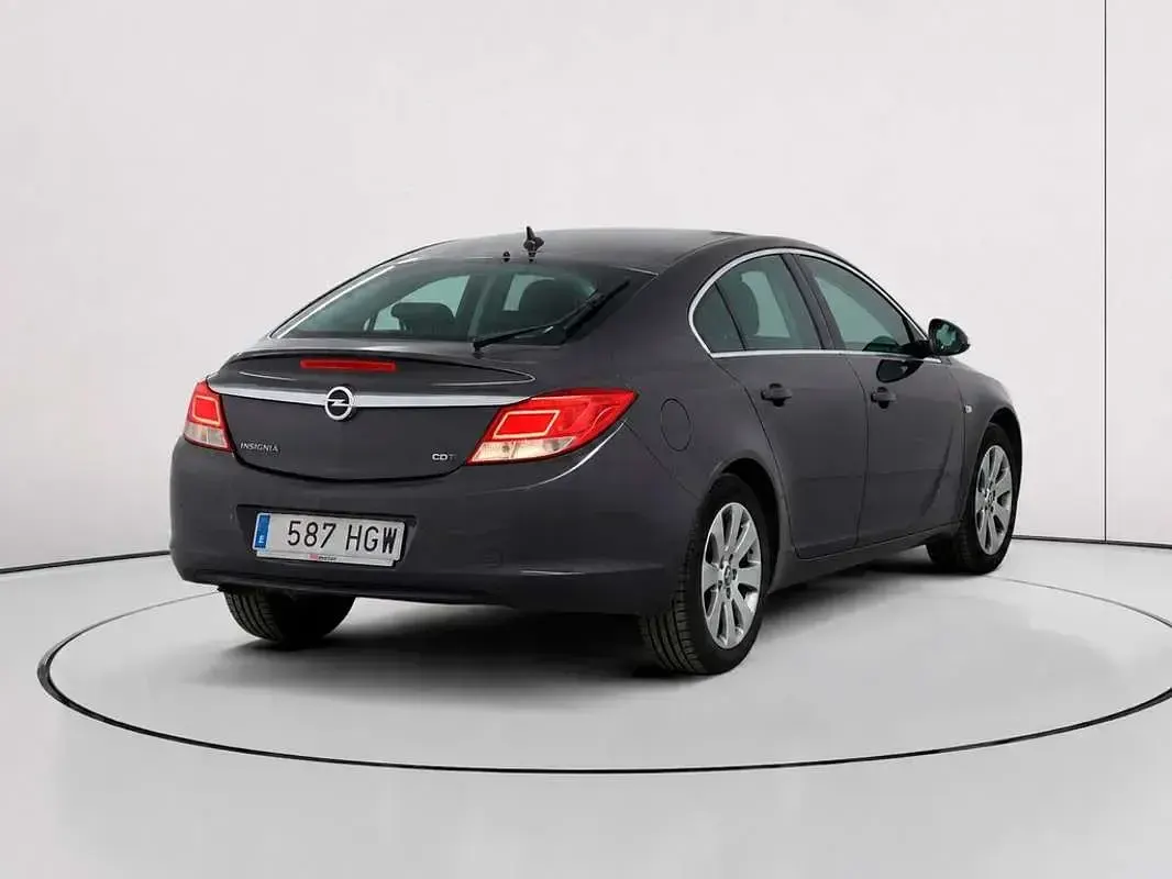 Usado Opel Insignia Edition 131 CV (96 kW) 2011 Gris Berlina