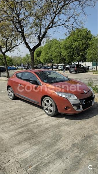Begagnad Renault Mégane Dynamique 110 HK (80 kW) 2010 Röd Sedan