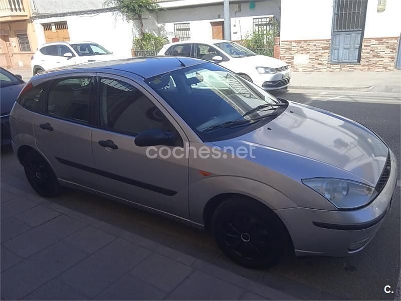 Usado Ford Focus Trend 100 CV (73 kW) 2003 Gris / plata Berlina