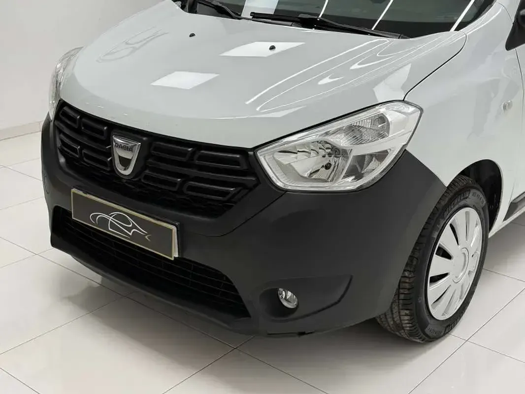 Usado Dacia Dokker Essentiel 95 CV (69 kW) 2021 Blanco Monovolumen