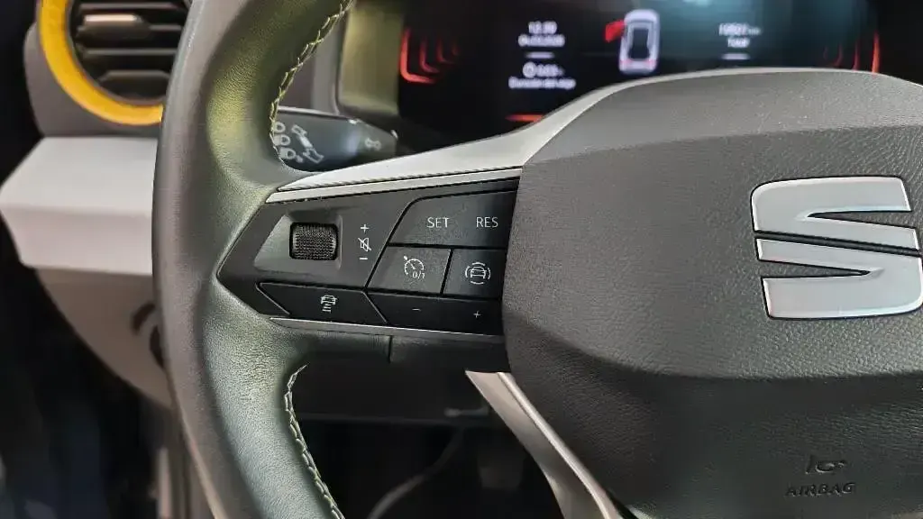 Usado Seat Arona Style 115 CV (84 kW) 2025 Gris SUV