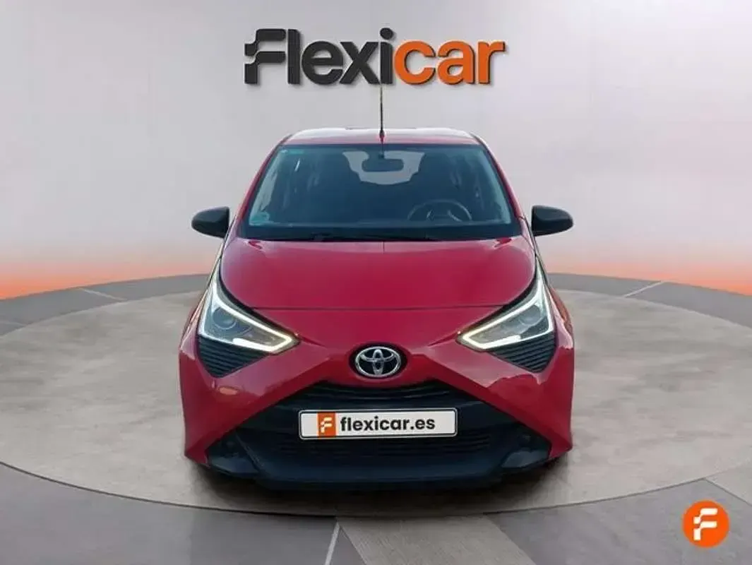 Usado Toyota Aygo X-play 72 CV (52 kW) 2022 Rojo Utilitario
