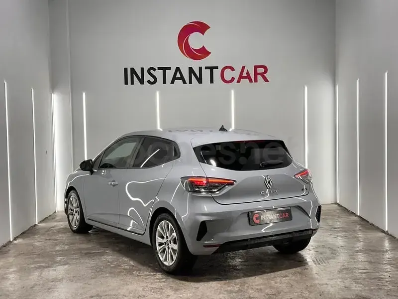Usado Renault Clio V Techno 90 CV (66 kW) 2024 Gris / plata Berlina