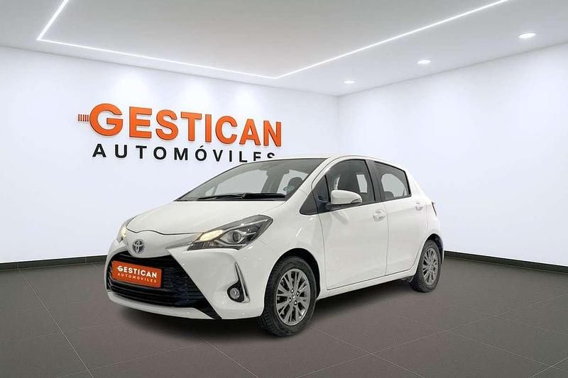 Usado Toyota Yaris Hybrid Active 99 CV (72 kW) 2020 Blanco Utilitario