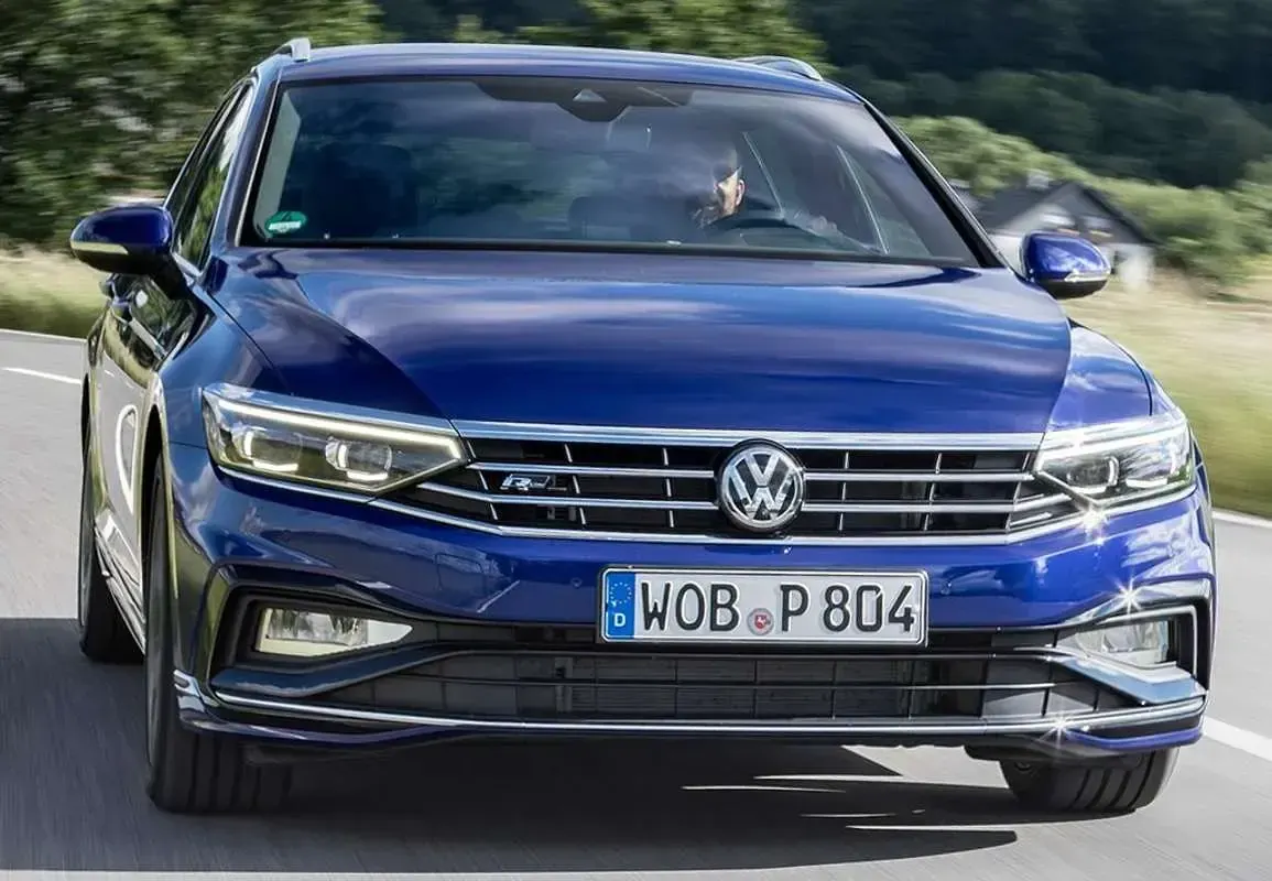 Usado VW Passat Executive 122 CV (89 kW) 2023 Plateado Familiar