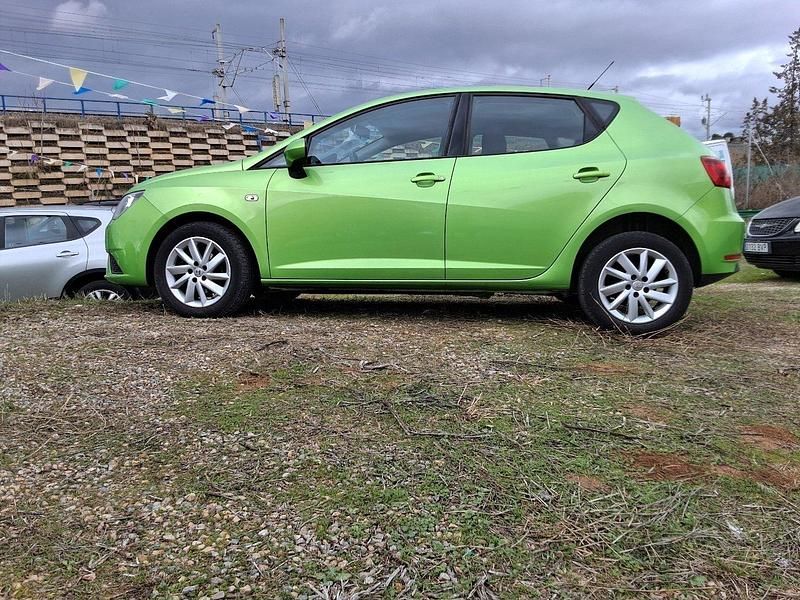 Usado Seat Ibiza 85 CV (62 kW) 2013 Verde